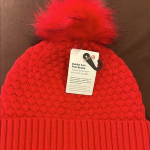 NWT a lululemon Bubble Knit Pom Beanie